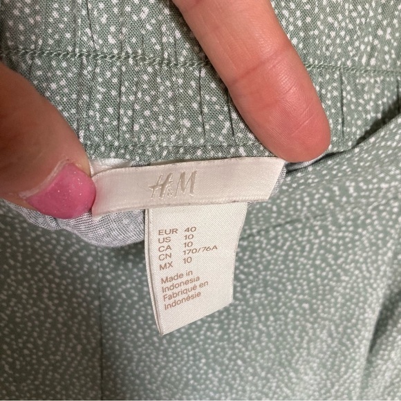 H&M Green Shorts Size 10 - Picture 4 of 4